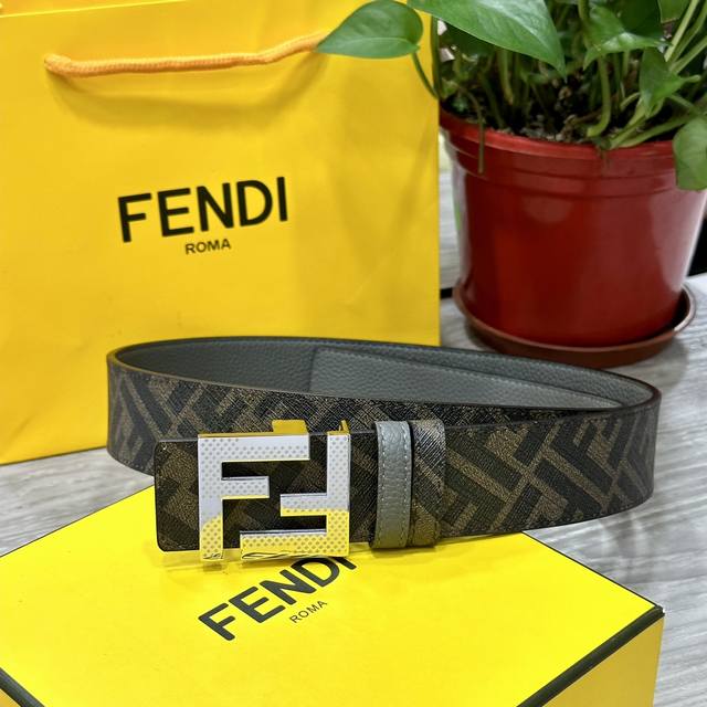 FENDI 芬迪 专柜同款 宽4.0CM 双环正反用腰带 FF按钉搭扣 黑色Cuoio Romano皮革材质 反面面料带有烟草黄和黑色FF图案 四方金属饰面 时