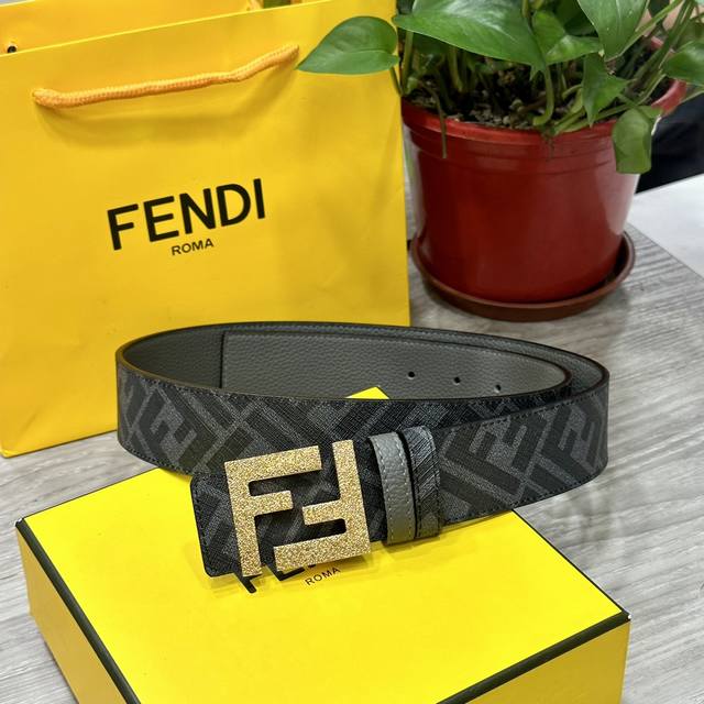 FENDI 芬迪 专柜同款 宽4.0CM 双环正反用腰带 FF按钉搭扣 黑色Cuoio Romano皮革材质 反面面料带有烟草黄和黑色FF图案 四方金属饰面 时