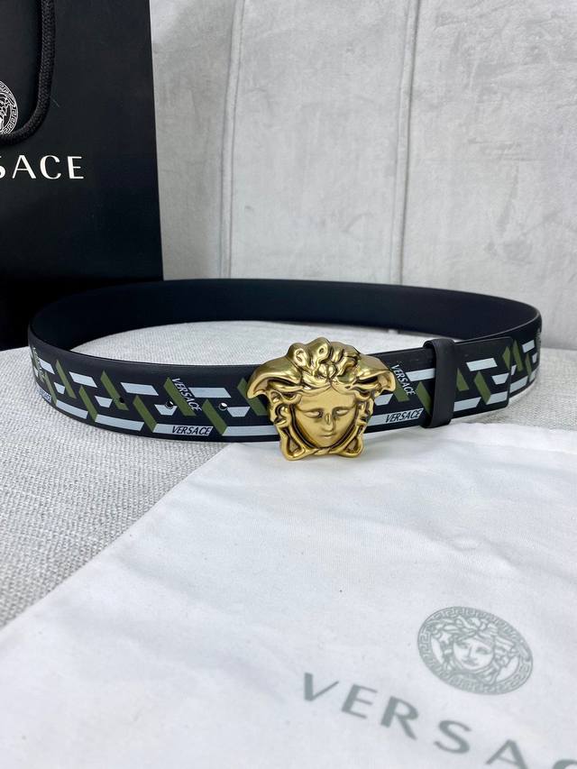 宽度4.0cm VERSACE 范思哲 此款软皮腰带饰有个性3D美杜莎腰带扣 设计大胆而又百搭 双面可用 一面为单色 一面饰有新款Palazzo Greca N