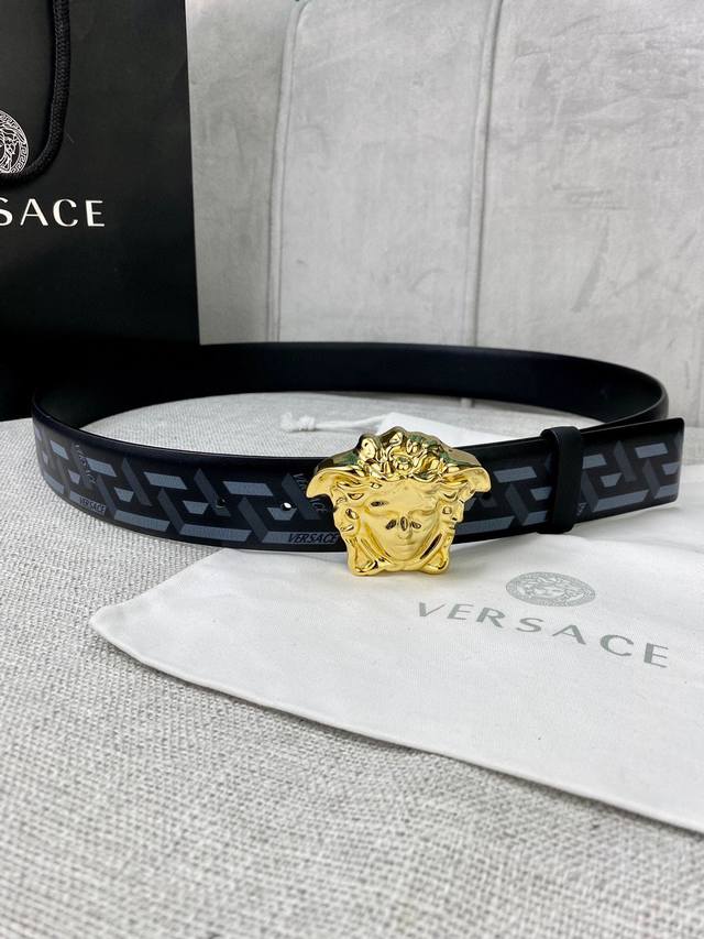 宽度4.0cm VERSACE 范思哲 此款软皮腰带饰有个性3D美杜莎腰带扣 设计大胆而又百搭 双面可用 一面为单色 一面饰有新款Palazzo Greca N