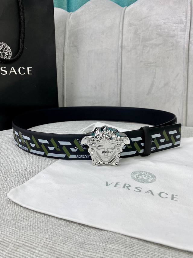 宽度4.0cm VERSACE 范思哲 此款软皮腰带饰有个性3D美杜莎腰带扣 设计大胆而又百搭 双面可用 一面为单色 一面饰有新款Palazzo Greca N