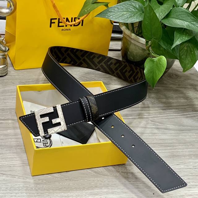 FENDI 芬迪 专柜同款 宽4.0CM 双环正反用腰带 FF按钉搭扣 双色Cuoio Romano皮革材质 反面面料带有烟草黄和黑色FF图案 黑色珐琅金属饰面