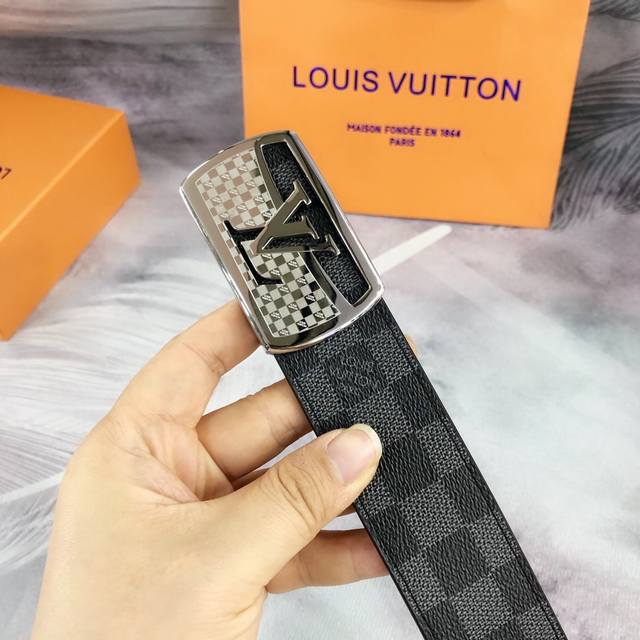 LOUIS VUITTON 配全手工包装礼盒 时尚百搭皮带 原单头层牛皮 专柜在售爆款 顶级货 细节看图 实物拍摄 宽度4.0CM