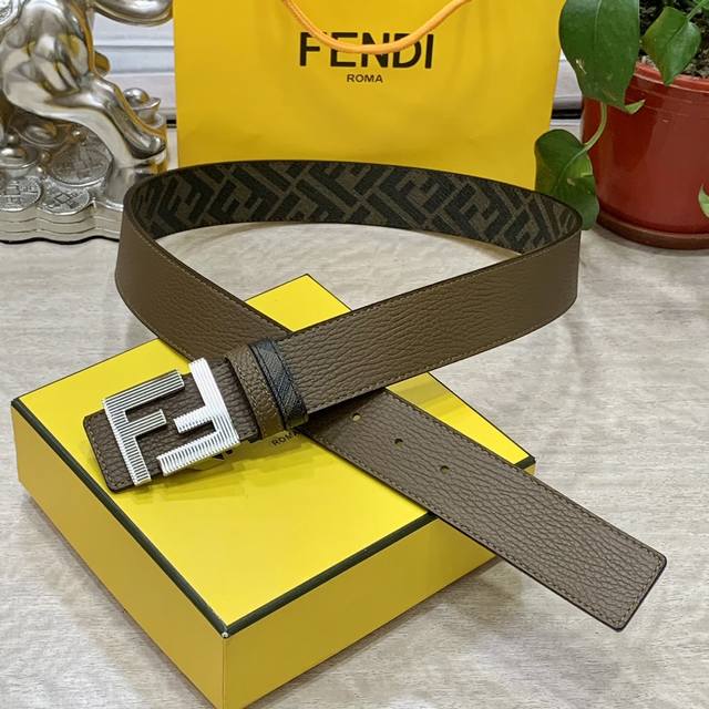 FENDI 芬迪 专柜同款 宽4.0CM 双环正反用腰带 FF按钉搭扣 棕色Cuoio Romano皮革材质 反面面料带有烟草黄和黑色FF图案 黑色珐琅金属饰面