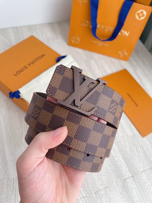 配全套包装礼盒 LV-Louis Vitton新款 原单代购级别 4.0cm 进口定制原版面料搭配头层小牛皮底,纯钢经典LV字母扣头 使用方便 简单大方