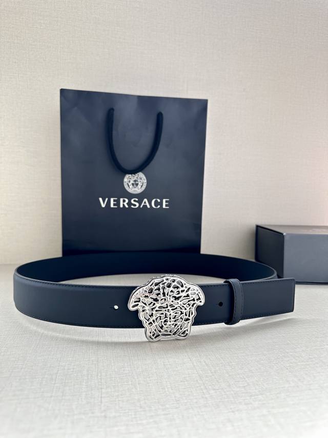 宽度3.8cm 范思哲 VERSACE 此款皮带配有镂空Medusa金银丝搭扣 搭扣四周环绕Greca图案