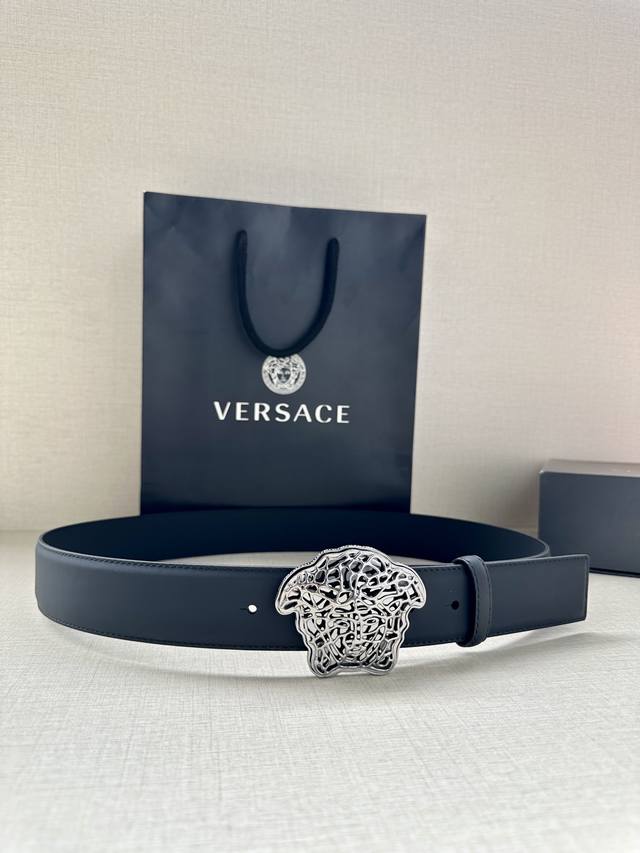 宽度3.8cm 范思哲 VERSACE 此款皮带配有镂空Medusa金银丝搭扣 搭扣四周环绕Greca图案