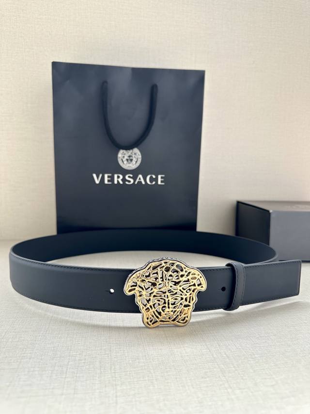 宽度3.8cm 范思哲 VERSACE 此款皮带配有镂空Medusa金银丝搭扣 搭扣四周环绕Greca图案