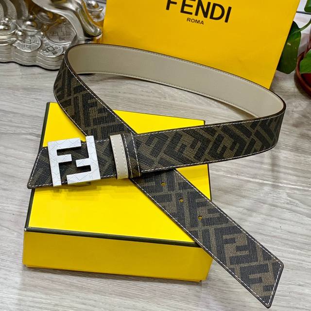 FENDI 芬迪 专柜同款 宽4.0CM 双环正反用腰带 FF按钉搭扣 双色Cuoio Romano皮革材质 反面面料带有烟草黄和黑色FF图案 黑色珐琅金属饰面