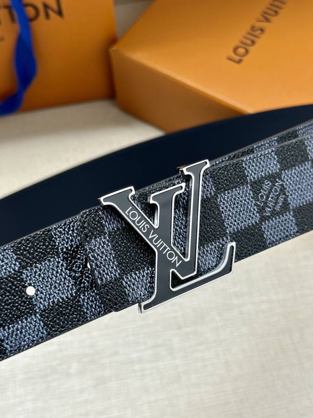 本款 Lv Initiales 双面腰带聚焦品牌经典 Damier 格纹 以 Damier Graphite 帆布和 Damier Infini 皮革实现双重演