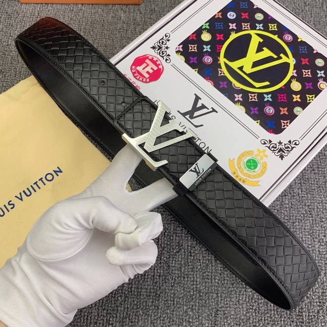 Lv..路易..威登原单 材质 原单牛皮腰带 百分百头层牛皮腰带保证真皮 24K纯钢扣 专柜原单品质 做工精细 时尚大牌 送人自用首选 包装 请认准如图专柜包装