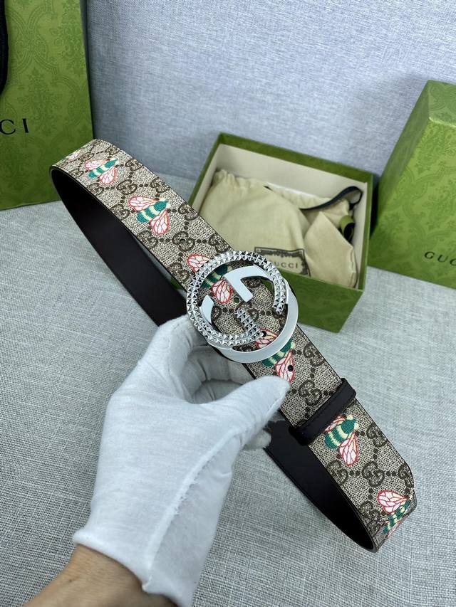 宽度4.0Cm Gucci 蜜蜂图案是gucci动物王国中的标志性元素之一 在这款配饰中焕新演绎为卡通风格设计 这款腰带融合了经典蜜蜂元素和双g图案 突显品牌悠