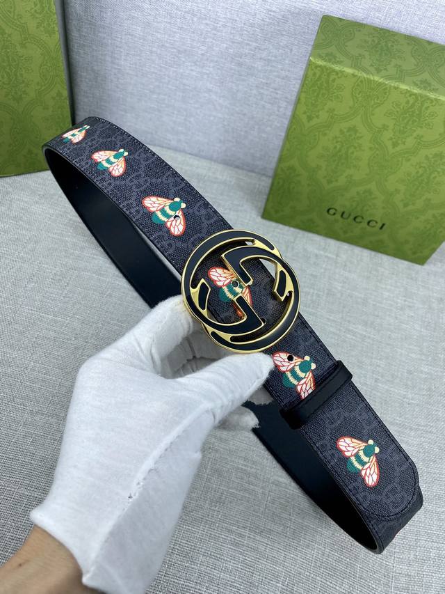 宽度4.0Cm Gucci 蜜蜂图案是gucci动物王国中的标志性元素之一 在这款配饰中焕新演绎为卡通风格设计 这款腰带融合了经典蜜蜂元素和双g图案 突显品牌悠