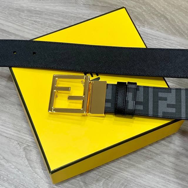 Fendi 芬迪 专柜同款 宽4.0Cm 双环正反用腰带 Ff按钉搭扣 黑色cuoio Romano皮革材质 反面面料带有烟草黄和黑色ff图案 黑色珐琅金属饰面