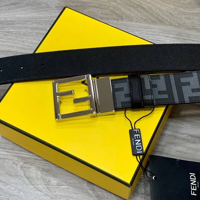 Fendi 芬迪 专柜同款 宽4.0Cm 双环正反用腰带 Ff按钉搭扣 黑色cuoio Romano皮革材质 反面面料带有烟草黄和黑色ff图案 黑色珐琅金属饰面