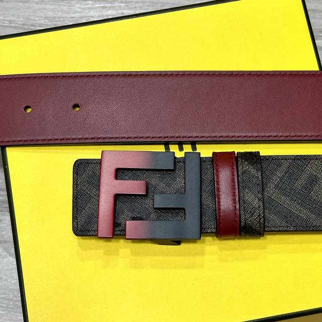 Fendi 芬迪 专柜同款 宽4.0Cm 双环正反用腰带 Ff按钉搭扣 酒红色cuoio Romano皮革材质 反面面料带有烟草黄和黑色ff图案 黑色珐琅金属饰