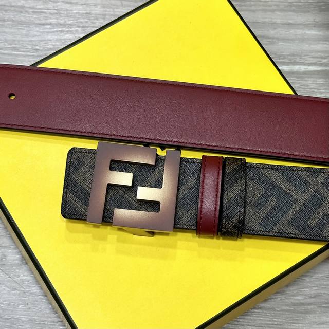 Fendi 芬迪 专柜同款 宽4.0Cm 双环正反用腰带 Ff按钉搭扣 酒红色cuoio Romano皮革材质 反面面料带有烟草黄和黑色ff图案 黑色珐琅金属饰