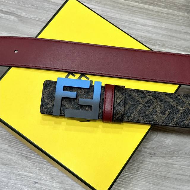 Fendi 芬迪 专柜同款 宽4.0Cm 双环正反用腰带 Ff按钉搭扣 酒红色cuoio Romano皮革材质 反面面料带有烟草黄和黑色ff图案 黑色珐琅金属饰