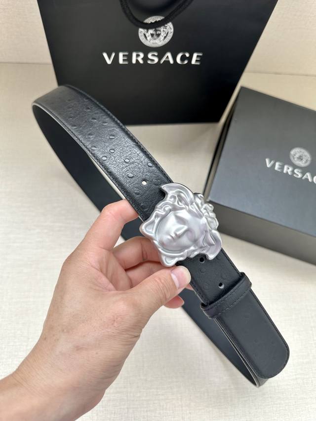 宽度4.0Cm Versace 范思哲 此款腰带的搭扣饰有品牌标志性的 哑色扣头 金 银色闪光virtus五金配件 皮带