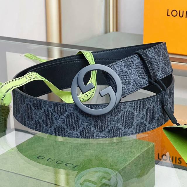 Gucci Blondie系列腰带 款号703147 KD 0 配饰不断为经典注入新意 焕新演绎品牌典藏元素 在这款腰带上 经典gg字母交织图案焕新呈现为品牌圆