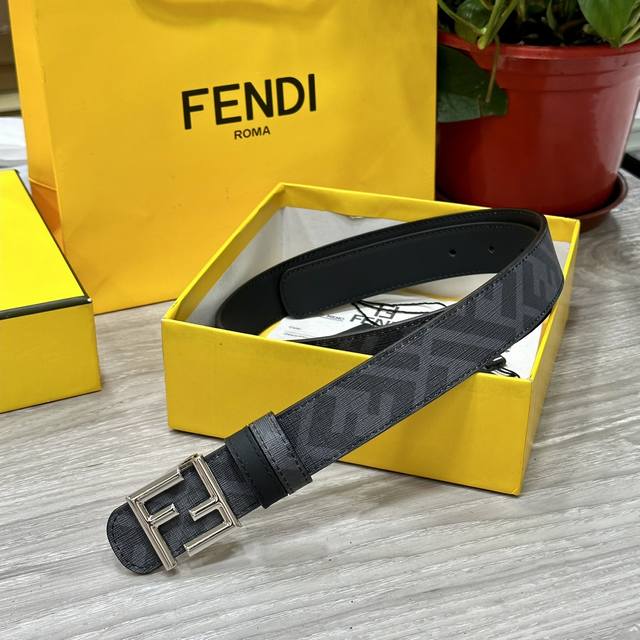 Fendi 芬迪 专柜同款 宽3.0Cm 双环正反用腰带 Ff按钉搭扣 黑色cuoio Romano皮革材质 反面面料带有烟草灰和黑色ff图案 黑色珐琅金属饰面