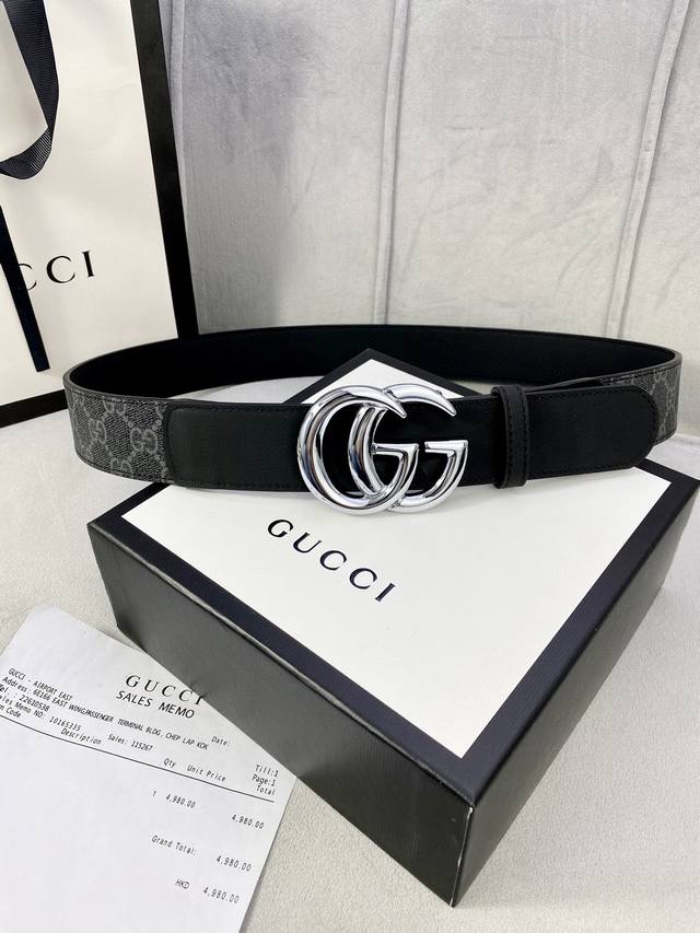 宽度4.0Cm Gucci 这款腰带在2020早秋系列中惊艳亮相 采用以标志性米色 乌木色组合呈现的品牌双g字母交织图案 与黑色皮革材质相得益彰 双g搭扣采用做