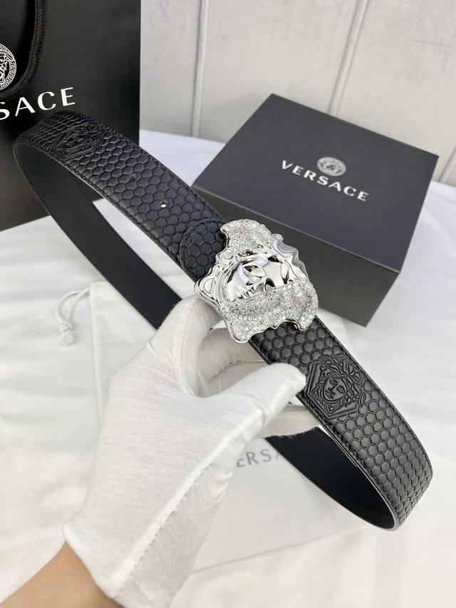 宽度4.0Cm Versace 范思哲 此款3D热压花皮带饰有金 银双色调的水晶镶边3D美杜莎腰带扣 是一款可提升正装或休闲牛仔装质感的优雅配饰