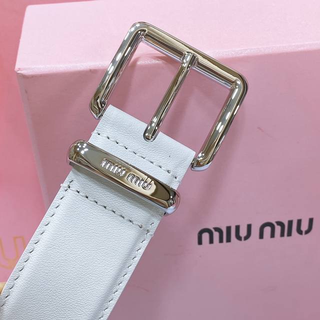 Miumiiu -双面意大利进口头层小牛皮 搭配真空电镀亮面纯铜针扣 经典款式 专柜有售 市场顶级品质 支持验货 配送全套专柜包装 宽度 3.5Cm