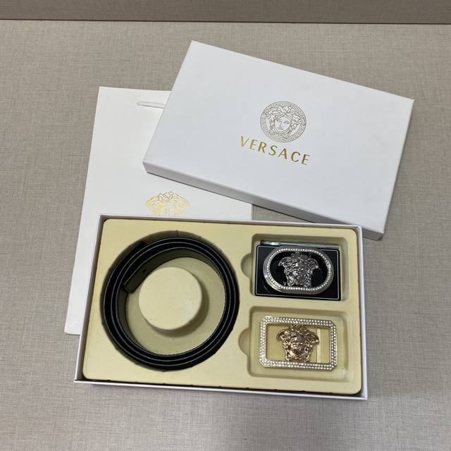 Versace精品款 双扣礼盒套装 含礼盒 专柜有售 范希哲专柜在售正品 此款采用头层牛皮制作 走线油边细致 正品开模 搭配广州原版扣经久耐用 3.8Cm规格