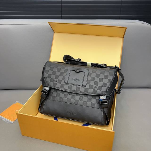 Louisvuitton 路易威登 牛皮邮差包 Voyage 手袋 翻盖单肩包 大容量印花斜挎包 采用精湛镶嵌细工 经典百搭 实物拍摄 原厂原版面料 配送礼盒