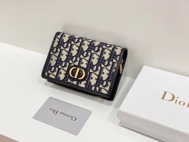 Dior 2055颜色 黑色 尺寸 13.5*9.5*3.5 Dior 专柜最新款火爆登场 采用进口牛皮 做工精致 媲美专柜 多功能小钱包 内隔丰富 超级实用