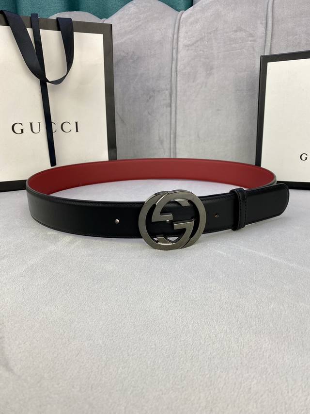 宽度cm Gucci 互扣式双g带扣 源自品牌现代风格典藏设计 经过重新诠释而别具新意 呈现于纤细的皮革腰带之上