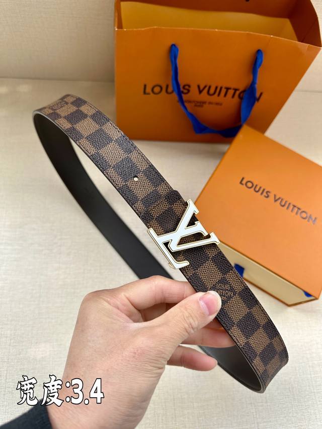 Lv Initiales 34 毫米双面腰带焕新标志性设计 以经典 Damier Graphite 帆布和柔软牛皮革呈现双面风尚 Lv 字母搭扣散发前卫气息 提