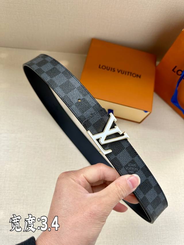 Lv Initiales 34 毫米双面腰带焕新标志性设计 以经典 Damier Graphite 帆布和柔软牛皮革呈现双面风尚 Lv 字母搭扣散发前卫气息 提