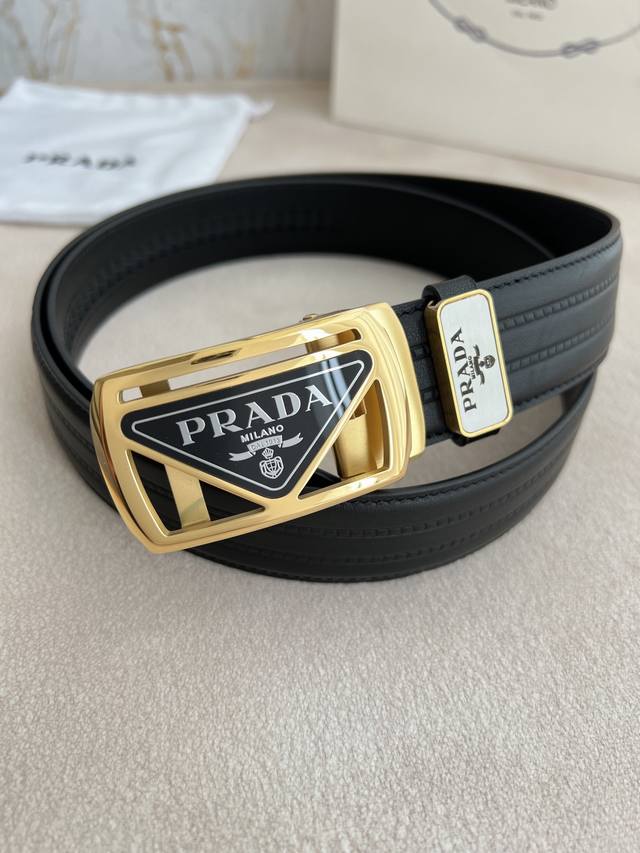 普拉达.Prada 腰带 皮带自动带型号 自动带 经典亚克力纯钢材质自动扣 图片实物拍摄材料 百分百头层牛皮 保证真皮 24K纯钢扣专柜同等质量双面头层牛皮黑色