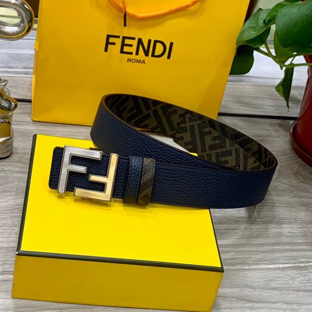 Fendi 芬迪 专柜同款 宽cm 双环正反用腰带 Ff按钉搭扣 兰色cuoio Romano皮革材质 反面面料带有烟草黄和黑色ff图案 黑色珐琅金属饰面 时尚