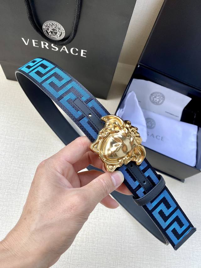 带宽3.8Cm Versace 范思哲 此款缎带腰带风格十分休闲 饰有标志性希腊回纹图案 可搭配休闲单品或高腰正装 闭合式佩戴希腊回纹图案材质 %聚酯纤维装饰