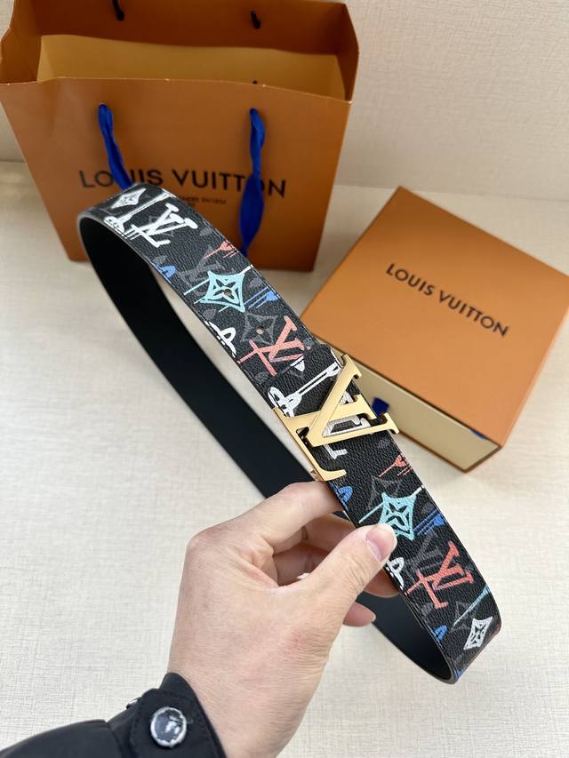 Lv Shape 双面腰带为 Lv Shape 搭扣赋予摩登雾面观感 无论搭配异彩纷呈的 Lv Graffiti 帆布或沉稳牛皮革 均可表明个性态度