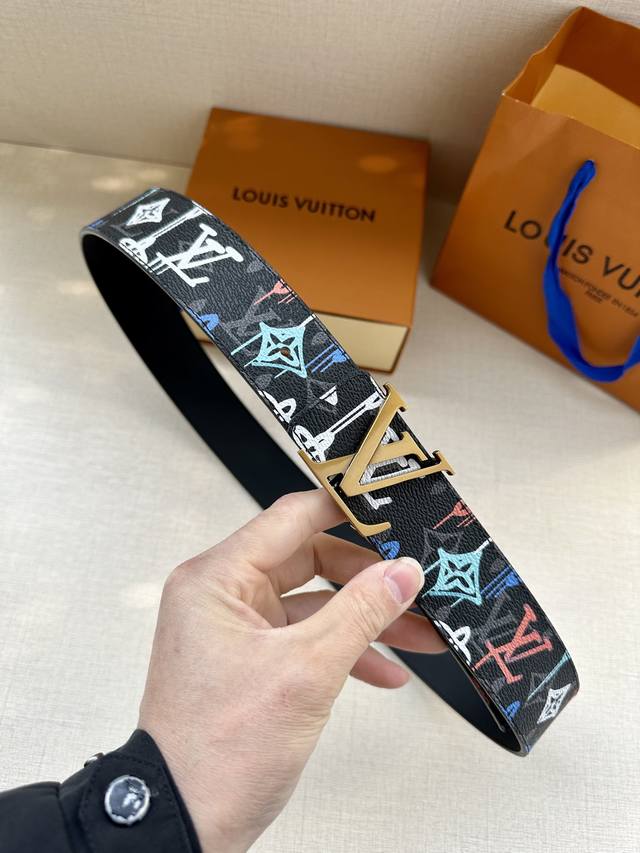 Lv Shape 双面腰带为 Lv Shape 搭扣赋予摩登雾面观感 无论搭配异彩纷呈的 Lv Graffiti 帆布或沉稳牛皮革 均可表明个性态度