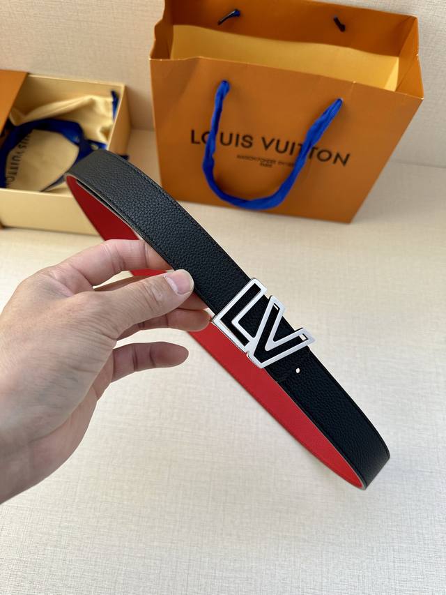 本款 宽 Lv Initiales 双面腰带以柔软粒面牛皮革演绎经典设计 可为任意造型注入优雅格调