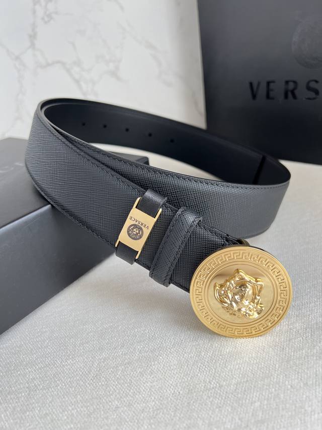 品名 Versace.范思哲原单腰带 皮带 型号 挂扣 经典人头纯钢材质扣头 头层牛皮 图片实物拍摄材料 百分百头层牛皮 保证真皮 24K纯钢扣双面可用专柜同等