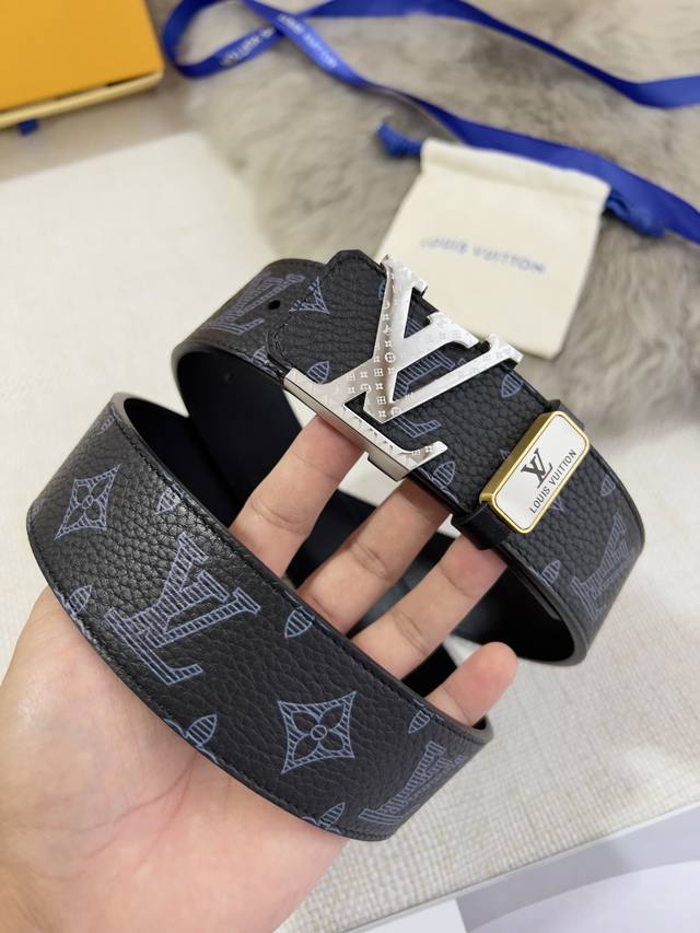 品名 Lv..路易..威登腰带皮带原单 型号 挂扣 经典纯钢材质花纹挂扣 头层牛皮 图片实物拍摄材料 头层牛皮 挂扣系列 纯钢材质扣头 钯镀电镀工艺永不掉色 原