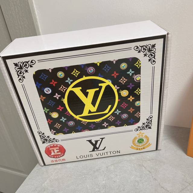 品名 Lv..路易..威登原单 材质 原单牛皮腰带 百分百头层牛皮腰带保证真皮 24K纯钢扣 专柜原单品质 做工精细 时尚大牌 送人自用首选包装 请认准如图专柜