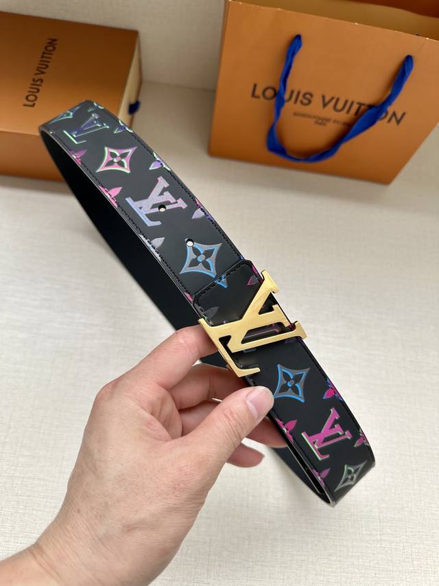 Lv Light 双面腰带加入当季 Monogram Spotlight 主题 为牛皮革表面的 Monogram 图案赋予眩目虹彩效果 与 Lv 字母搭扣相得益