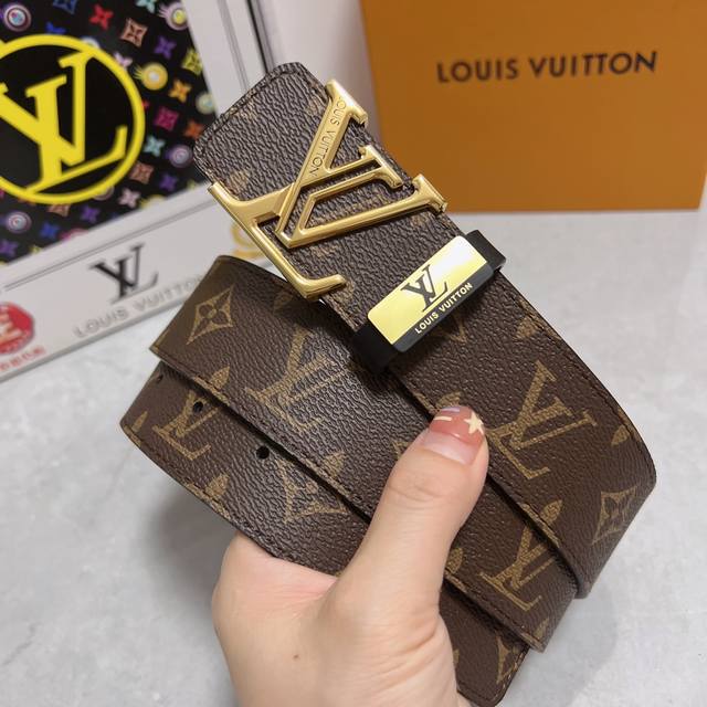 品名 Lv..路易..威登原单 材质 原单牛皮腰带 百分百头层牛皮腰带保证真皮 24K纯钢扣 专柜原单品质 做工精细 时尚大牌 送人自用首选包装 请认准如图专柜