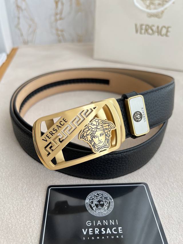 品名 范思哲.Versace.皮带腰带自动皮带 型号 自动带身 纯钢材质经典人头自动扣 图片实物拍摄腰带 百分百头层牛皮 自动带身 保证真皮 24K纯钢扣永不掉