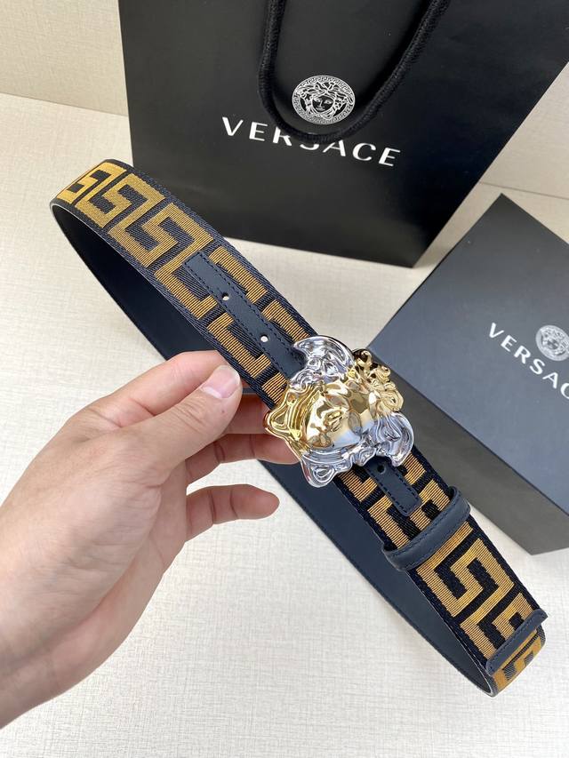 带宽3.8Cm Versace 范思哲 此款缎带腰带风格十分休闲 饰有标志性希腊回纹图案 可搭配休闲单品或高腰正装 闭合式佩戴希腊回纹图案材质 100%聚酯纤维