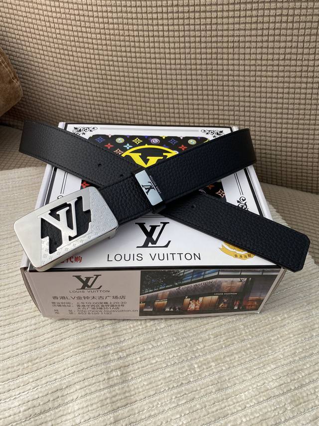 品名 Lv..路易..威登原单 材质 原单牛皮腰带 百分百头层牛皮腰带保证真皮 24K纯钢扣 专柜原单品质 做工精细 时尚大牌 送人自用首选包装 请认准如图专柜