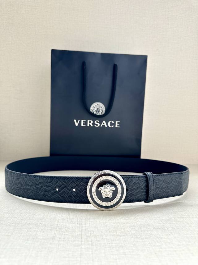 宽度4.0Cm Versace 范思哲 此款柔软的皮带饰3D美杜莎腰带扣 可搭配正装或休闲牛仔装