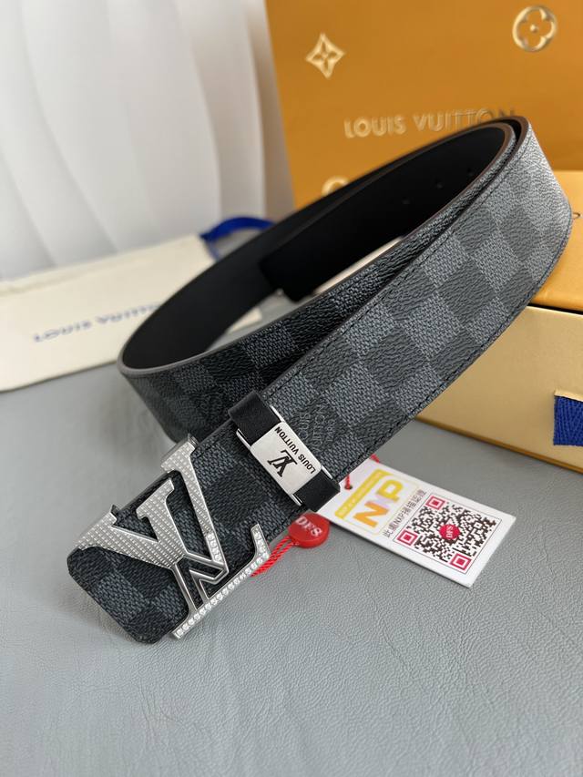 品名 Lv..路易..威登腰带皮带原单 型号 挂扣 经典纯钢材质镶钻字母挂扣 头层牛皮 图片实物拍摄材料 头层牛皮 挂扣系列 纯钢材质扣头 钯镀电镀工艺永不掉色